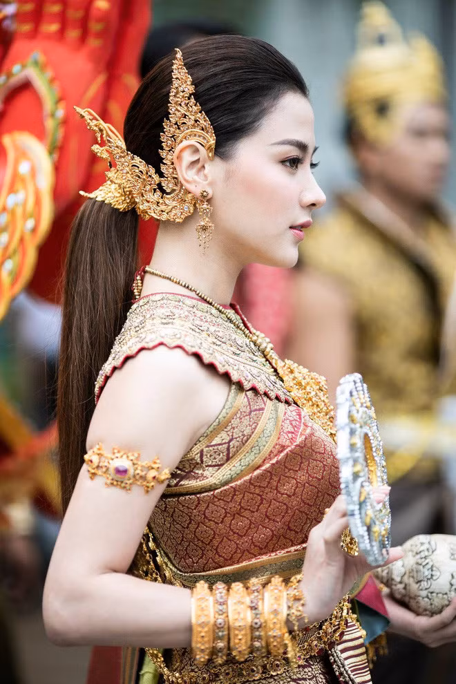 Sở hữu nhan sắc "hoa hờn, nguyệt thẹn", mỹ nhân sinh năm 1992 hóa thân thành nữ thần kiêu sa, lộng lẫy càng khiến cho mọi người được một phen trầm trồ, ngưỡng mộ.