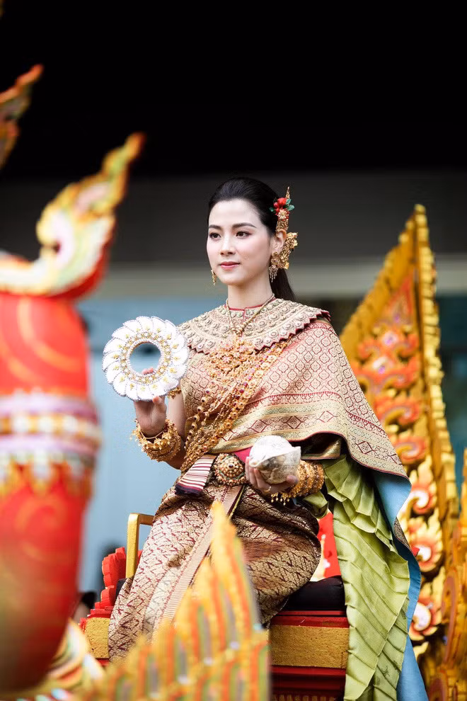 Sự kiêu sa của Baifern Pimchanok khi hóa thân thành "nữ thần Thungsa" trong lễ hội té nước Thái Lan.