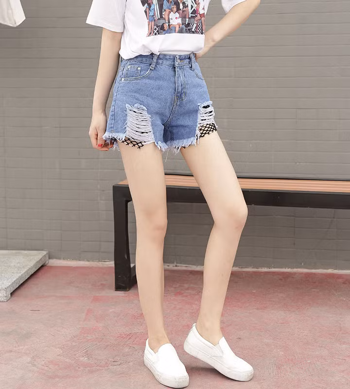 Tuy nhiên, anh em mạnh mẽ bao nhiêu thì hội các chị em mê quần rách lại phản kháng dữ dội hơn gấp trăm lần.