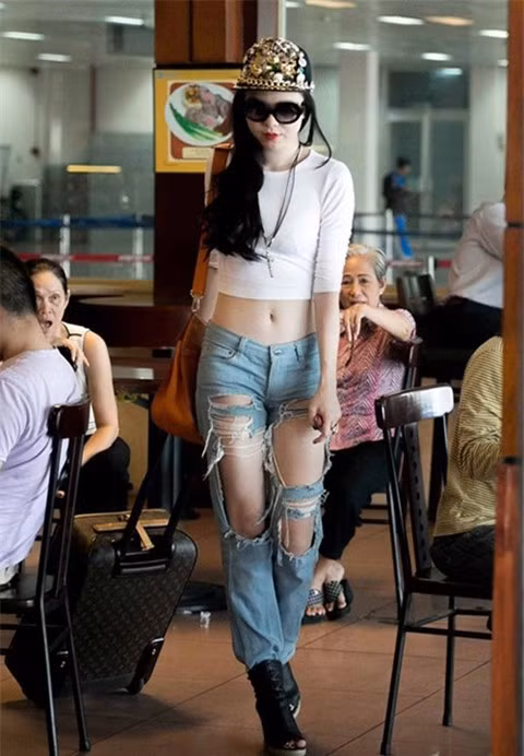 Trước đây cũng rất nhiều dân mạng từng đăng tải những bức ảnh các cô gái mặc những chiếc quần jean không chỉ ngắn mà còn thủng lỗ chỗ rất kinh dị, không ít những ý kiến phản hồi được bình luận. Tuy nhiên, việc mặc "quần què" quá mạnh mẽ và trở thành trào lưu mới của các bạn trẻ.