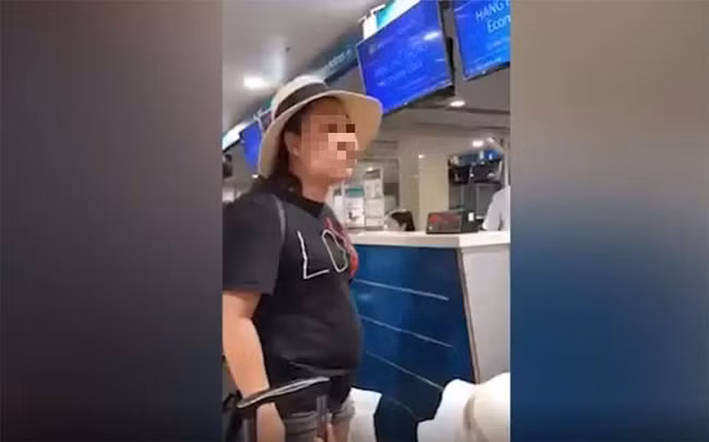 Vừa qua, vụ việc nữ công an đại náo sân bay Tân Sơn Nhất trở thành tâm điểm chú ý trên MXH.