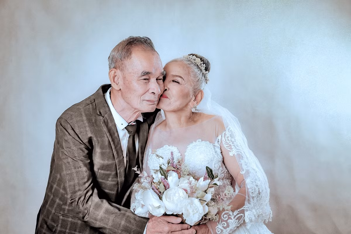 Nickname Quân Anh chia sẻ: "Nhìn bức ảnh này mình lại nhớ ông bà quá, thời trẻ các cụ đã không có ảnh cưới thì giờ là lúc để các cụ được bù đắp, được dành cho mình những khoảnh khắc cực ngọt ngọt dù răng đã long và tóc đã bạc".