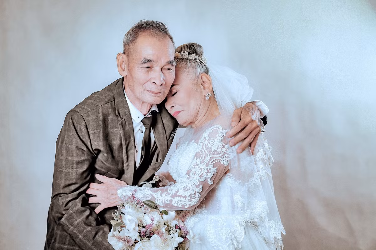 Nickname Hoàng Quang chia sẻ: "Ngưỡng mộ với tình cảm của 2 cụ quá, những khoảnh khắc ngọt ngào này khiến các con cháu phải ghen tị vô cùng. Mong về sau chỉ cần giữ được tình cảm như các cụ như hiện tại".