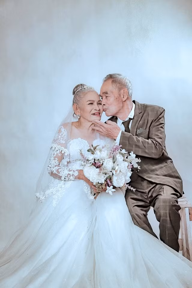 Cụ thể, những bức ảnh ảnh của cặp đôi cụ ông, bà 82 tuổi diễn cảnh tình cảm cực ngọt ngào khiến dân mạng ai cũng mơ ước. Đây là những bức ảnh do nhiếp ảnh gia Huy Tran chụp và được đăng lên một fanpage dành cho những dân mê nhiếp ảnh.