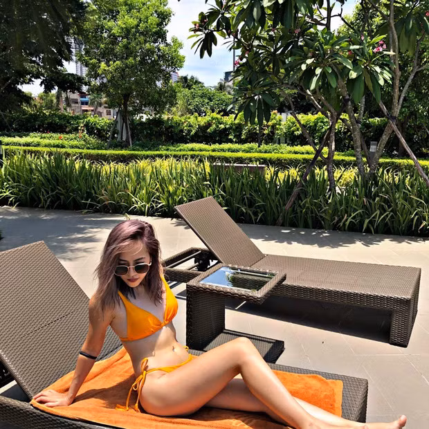 Trước đây, mình từng suy nghĩ với con gái, vẻ đẹp tâm hồn là quan trọng nhất. Thế nhưng, sau khi trải qua một vài mối tình, mình thấy quan điểm ấy có gì đó sai sai bởi nét đẹp bên trong quan trọng thật đấy nhưng nếu nó được bọc bằng lớp vỏ xấu xí, hiếm có ai kiên trì để khám phá". Mai Chi chia sẻ thêm.