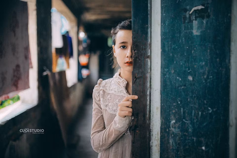 Bộ ảnh đưa Sandra Maria tới với cư dân mạng được thực hiện tại một khu tập thể cổ và theo phong cách vintage đầy bí ẩn.