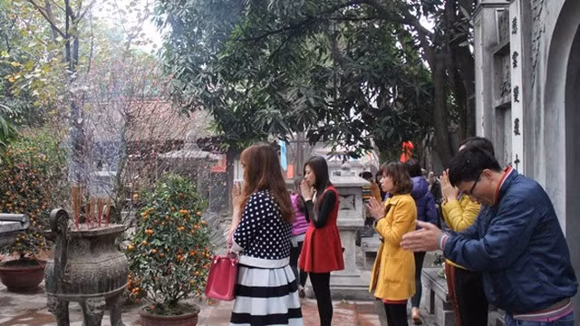 Ngay trong những ngày đầu năm mới, dạo qua ngôi chùa cầu tình duyên này, đã có rất nhiều những bạn trẻ đầu đội lễ tới để cầu mong cho mình tìm được ý trung nhân như mong ước.