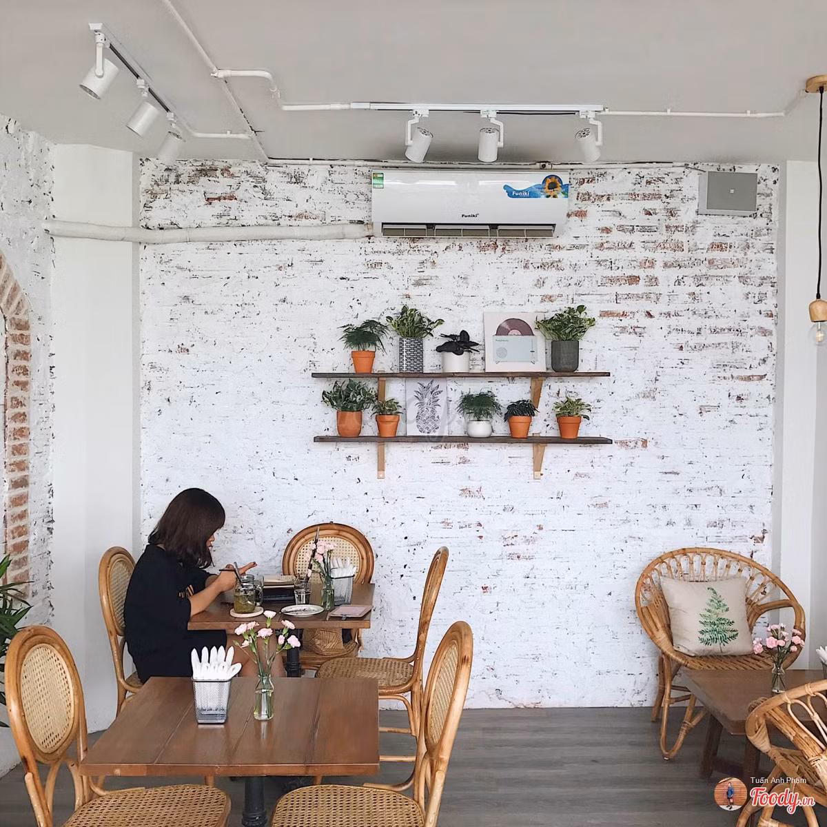 Một điều chú ý nho nhỏ với các bạn trẻ khi muốn tới Cup of Tea, để có được chỗ ngồi ngắm hồ Tây siêu đẹp, trước khi tới bạn nên gọi trước đặt bàn.