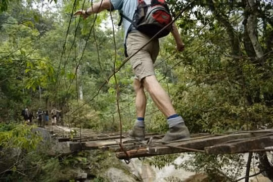 Trước đây khi công nghệ chưa phát triển, muốn du lịch dạng trekking, các du khách thường phải thuê người bản địa dẫn đường và sẽ đi theo sự hướng dẫn của họ. Tuy nhiên, thời gian qua khi công nghệ định vị vệ tinh được phổ cập, dễ sử dụng, nhiều du khách nước ngoài đã tự đi khám phá và từ đó dẫn tới nhiều tai nạn thương tâm.