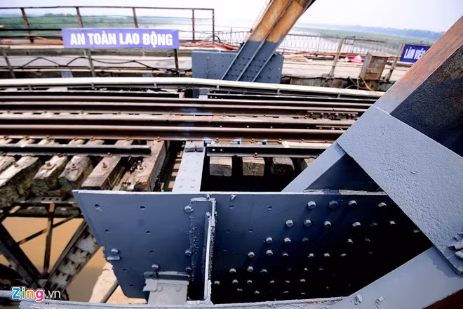 Trước đó, với kinh phí khoảng 7 tỷ đồng mỗi năm, đơn vị duy tu bảo dưỡng cầu Long Biên chỉ có thể làm những việc đơn giản như cạo gỉ sắt và sơn lại, thay thế gia cố tà vẹt, ốc vít, vệ sinh cầu.