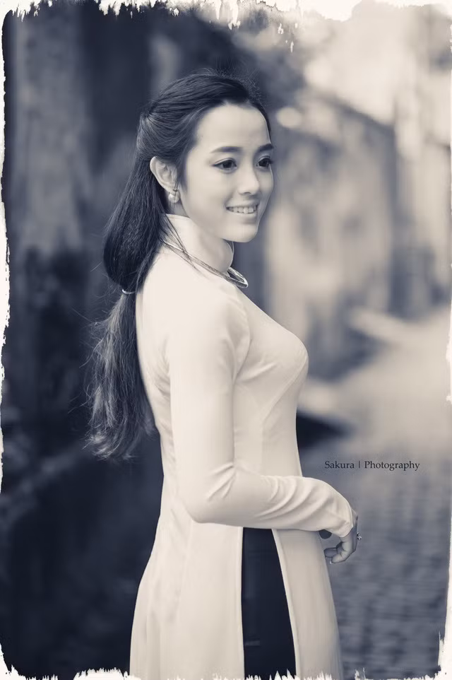 Trong bộ ảnh áo dài duyên dáng giữa những biệt thự Pháp cổ của hai cô nàng Phương Thanh và Thu Huyền cuốn hút người xem bằng phong thái giản dị nhưng không kém phần xinh đẹp của các cô gái Hà Nội xưa trong những dịp Tết đến xuân sang.