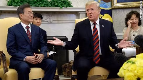 Tổng thống Hàn Quốc Moon Jae-in và Tổng thống Mỹ Donald Trump. Ảnh: AP.