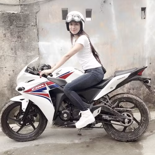 Lúc đầu, Hoài Thương chỉ dám chạy xe 150cc rồi chuyển lên 600cc và cuối cùng thử sức với xe 1000cc.