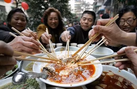 Lúc ăn cùng mâm với người khác các bạn trẻ phải luôn ý tứ, không nên quá tham lam dù có đói. Nếu cơm hay đồ ăn quá ít thì hãy ăn ít lại và chậm lại, phải chừa món cho người khác, đừng cố gắp đến miếng cuối cùng, đừng gắp tranh phần với người khác.