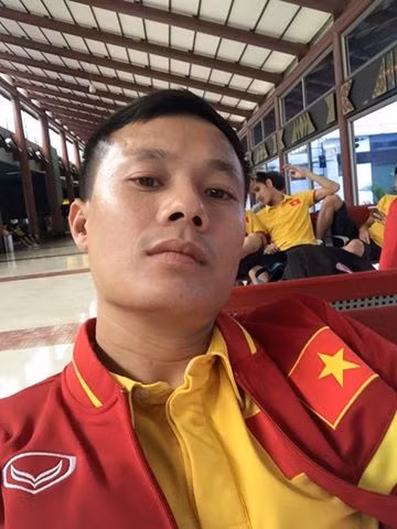 Thủ quân Thành Lương của ĐT Việt Nam chụp ảnh check-in và đăng tải cảm xúc mệt mỏi trên trang cá nhân của mình.