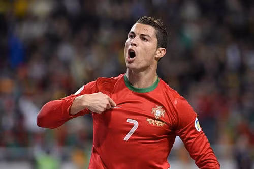 “Chính là tôi” – Ronaldo tự chỉ tay vào mình mỗi khi ghi bàn cho ĐT Bồ Đào Nha, đặc biệt từ khi anh trở thành tay săn bàn số 1 trong lịch sử ĐTQG. Ảnh: Goal