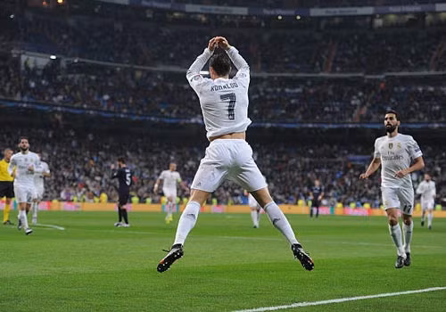 Kiểu ăn mừng đặc trưng nhất của CR7, bật lên, tiếp đất theo phong cách đại bàng vẫy cánh để thể hiện sức mạnh, quyền lực và cái tôi vĩ đại. Ảnh: Goal