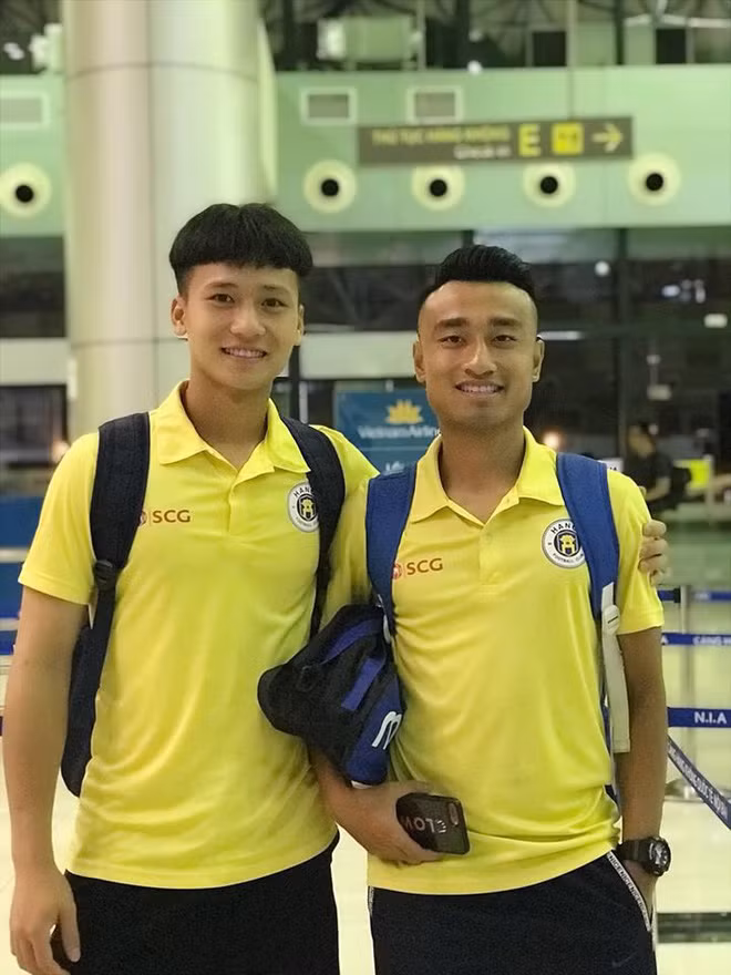 Ngoại hình điển trai sáng láng của thủ môn 19 tuổi tên Tùng Lâm là điều khiến anh bị các fan nữ săn đón.