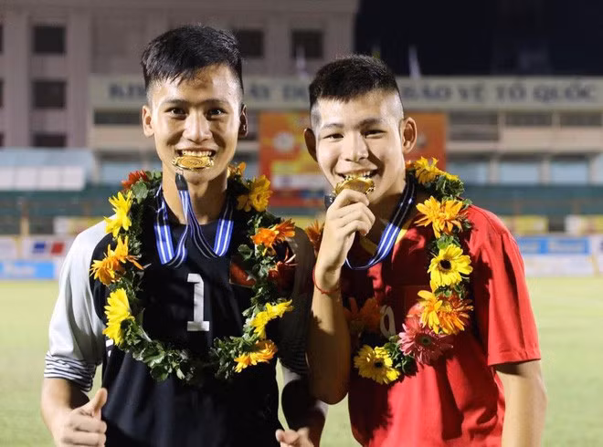 Cùng ngắm thêm những hình ảnh khác của anh chàng thủ môn 19 tuổi đang được fan nữ phong biệt danh soái ca mới.