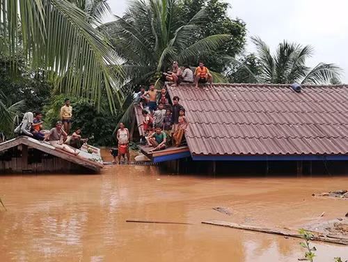 Sự cố vỡ đập thủy điện tại Lào đã làm hàng trăm người mất tích và nhiều nhà cửa bị nước lũ nhấn chìm.
