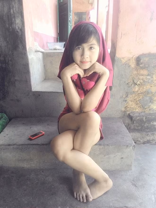 Trần Thị Thanh Thư (sinh năm 1999, Hải Dương) trở thành "hot face" chỉ nhờ bức hình tạo dáng lạ "càn quét" nhiều diễn đàn dành cho giới trẻ vào năm 2014.