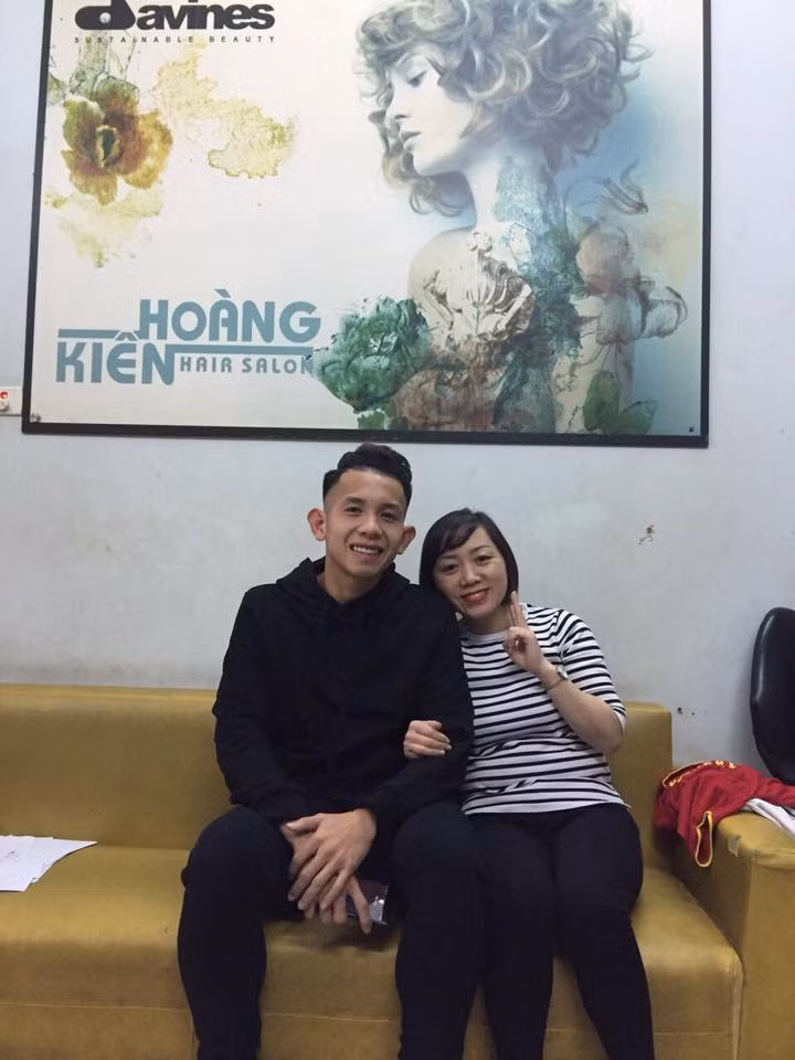 Mới đây trên mạng xã hội, một salon tóc chia sẻ hình ảnh của các cầu thủ U23 Việt Nam đến cắt tóc khiến mọi người không khỏi ngạc nhiên.
