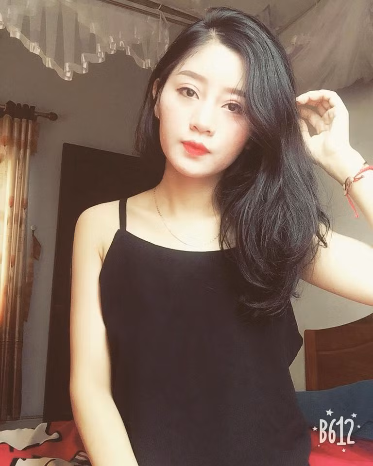 Sau khi xuất hiện trên MXH, có không ít cư dân mạng đã phát sốt vì nữ giáo viên thực tập và thi nhau truy lùng danh tính cô nàng.