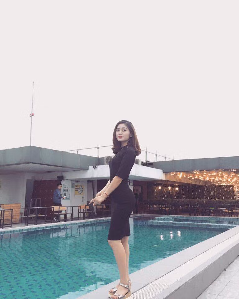 Dù bị học sinh trong lớp dự giờ chụp lén nhưng cô giáo trẻ trông vẫn rất xinh đẹp với "góc nghiêng thần thánh" khó cưỡng lại.