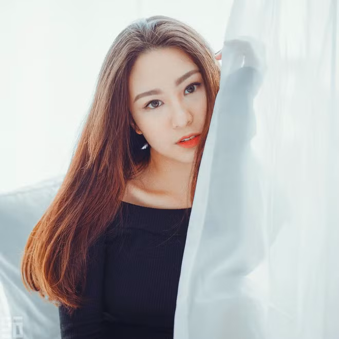 Trên mạng xã hội, các dân mạng thường truyền tai nhau rằng "nếu muốn ngắm gái xinh, điểm đến lý tưởng nhất chỉ có thể là trường ĐH Sân khấu Điện ảnh", điều này hoàn toàn có cơ sở bởi không ít những hot girl đang và đã được "sản sinh" từng được ngôi trường tại Hà Nội này, mới nhất là nữ nhiếp ảnh gia thủ khoa có tên Đỗ Vy.