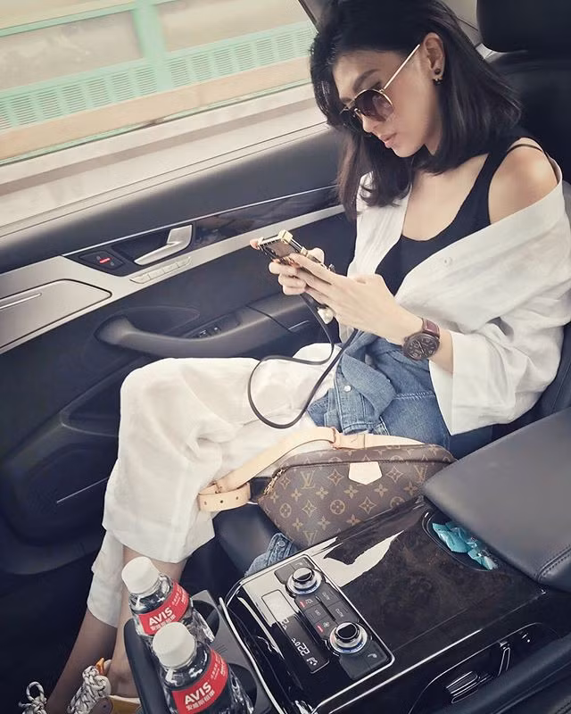 Người đẹp không còn làm người mẫu nữa nhưng Soái Quân vẫn chia sẻ hình ảnh dùng đồ hàng hiệu, đi xe xịn và du lịch sang chảnh.