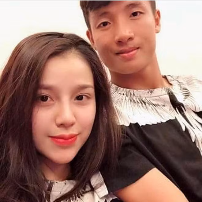 Bùi Khánh Linh là bạn gái của trung vệ Bùi Tiến Dũng. Cô nàng này đang đang là chủ một khách sạn tại Bắc Ninh và từng du học tại Singapore.