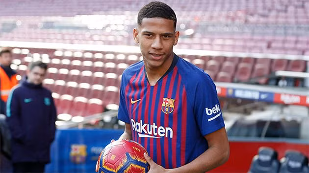 Theo Sport, Barca thương thảo với Bayer Leverkusen về việc bán Todibo trong kỳ chuyển nhượng mùa Đông tới đây với mức phí 10 triệu euro và có kèm theo điều khoản mua lại.