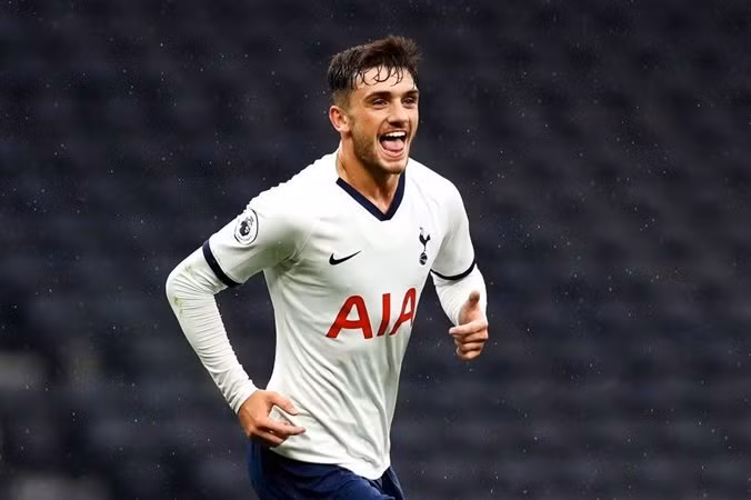 Theo nguồn tin từ Daily Mail, Bayenr Munich đang nhăm nhe đến Troy Parrott. Chân sút 17 tuổi hiện thi đấu rất xuất sắc trong màu áo đội trẻ với thành tích 7 bàn thắng sau 4 trận, anh được coi là cái tên kế thừa Harry Kane. Sao mai này từng ra mắt đội chính ở đấu trường League Cup khi chạm trán Colchester Utd.