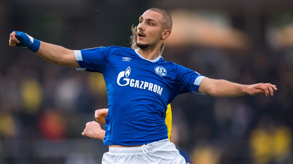 Tiền đạo đầy hứa hẹn của Schalke, Ahmed Kutucu đã lên tiếng chia sẻ về tham vọng của mình để chơi bóng tại Premier League một ngày nào đó, và dĩ nhiên MU là câu lạc bộ trong mơ.
