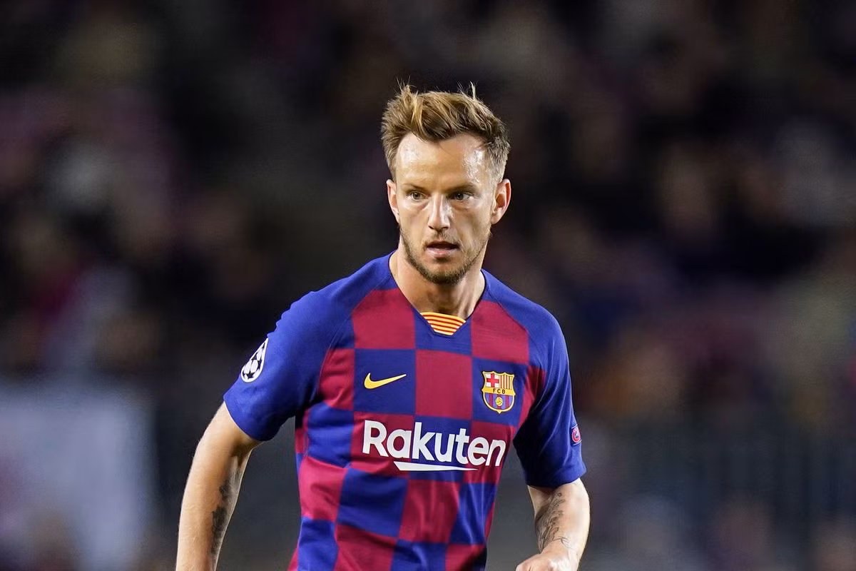 Theo cập nhật từ Calciomercato, Juventus dự tính sẽ thanh trừng bớt 4 gương mặt ở khu trung tuyến, loạt cái tên không còn tương lai tại Turin để đón Rakitic về Juventus Stadium. 4 ngôi sao bị BLĐ Lão bà bán đi bao gồm Emre Can, Adrien Rabiot, Federico Bernardeschi và Rodrigo Bentancur.
