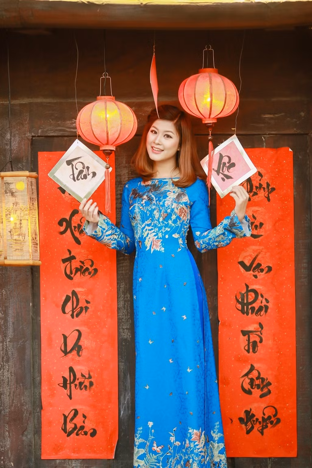 Trước các khung cửa ngôi nhà gỗ mô hình đều được treo câu đối.