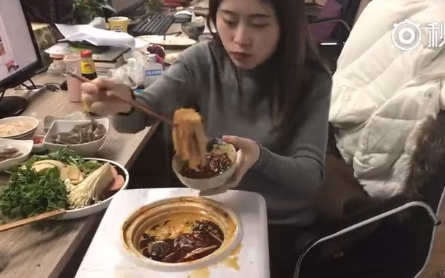 Ngay sau khi xuất hiện, clip trổ tài nấu nấu ăn trong văn phòng của nữ nhân viên cực "dị" nói trên đã thu hút 6,7 triệu lượt xem và các dân mạng đặt cho cô nàng trên biệt danh " thánh ăn văn phòng" hay "thánh ăn vụng giờ làm".