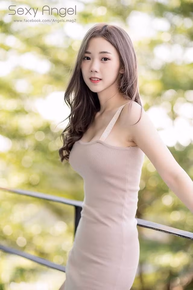 Thái Lan là một trong những vùng đất "cống hiến" cho mạng xã hội nhiều trai xinh, gái đẹp bậc nhất khu vực châu Á. Không chỉ có những cô nàng chuyển giới đẹp xuất sắc, những cô gái Thái Lan còn đẹp "hút hồn" khiến dân mạng chỉ biết bần thần mà ngắm nhìn, đơn cử như cô nàng có tên Nilawan Iamchuasawad.