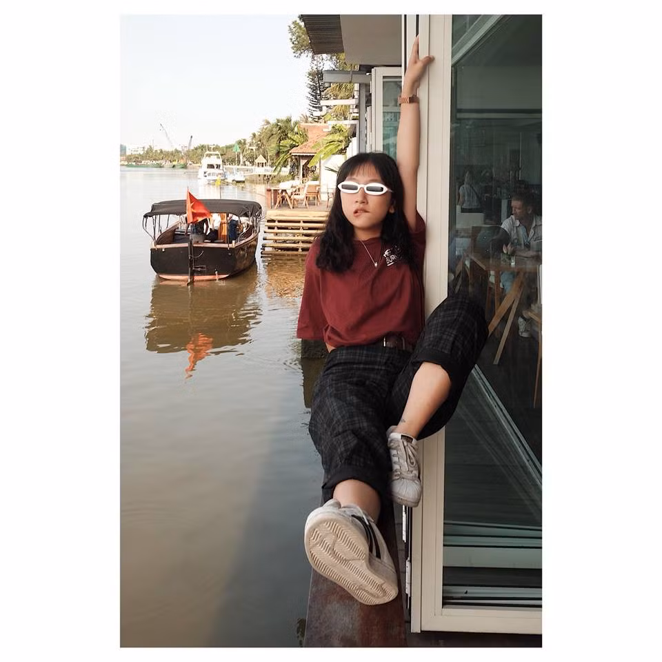 Sở hữu chiều cao khiêm tốn song cô nàng mắt một mí "điên, tưng tửng" thì chẳng ai bằng, thánh lầy Trang Hý thu hút lượng theo dõi lên tới hơn 1 triệu người chỉ bởi nét duyên dáng, hài hước không lẫn vào đâu.