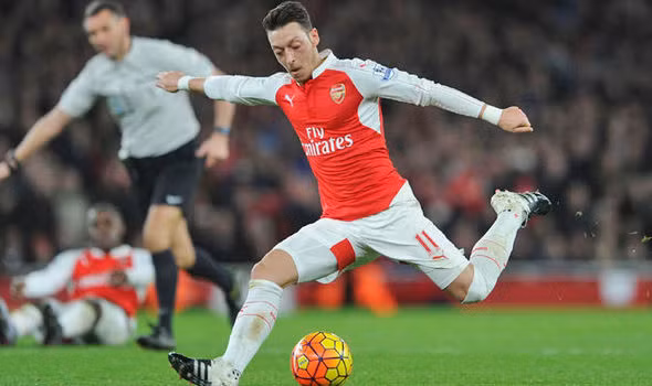 Chelsea vào cuộc với Ozil: Theo tin chuyển nhượng bóng đá từ SportBild, Chelsea đang là ƯCV nặng ký để chiêu mộ Ozil. HLV Conte đã cảm thấy thất vọng về Bakayoko và thất bại khi hỏi mua Ross Barkley của Everton, vì vậy ông coi tiền vệ người Đức là mục tiêu quan trong danh sách cần mua sắm.