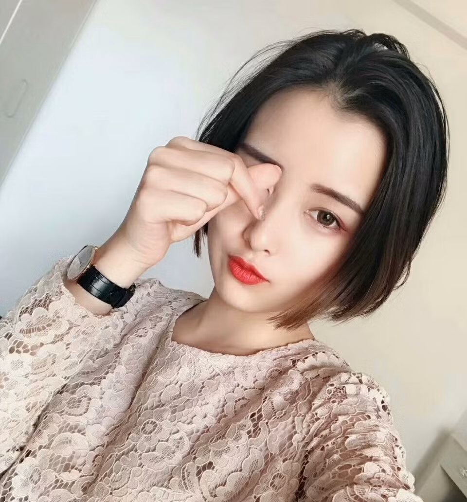 Sau một thời gian tìm kiếm thì những thông tin đầu tiên về Đóa Nhi cũng đã xuất hiện. Được biết nữ nhân viên này sinh năm 1998, đến từ thành phố Tây An, tỉnh Thiểm Tây (Trung Quốc). Hiện Đóa Nhi đang làm việc tại Phủ Điền, Phúc Kiến.