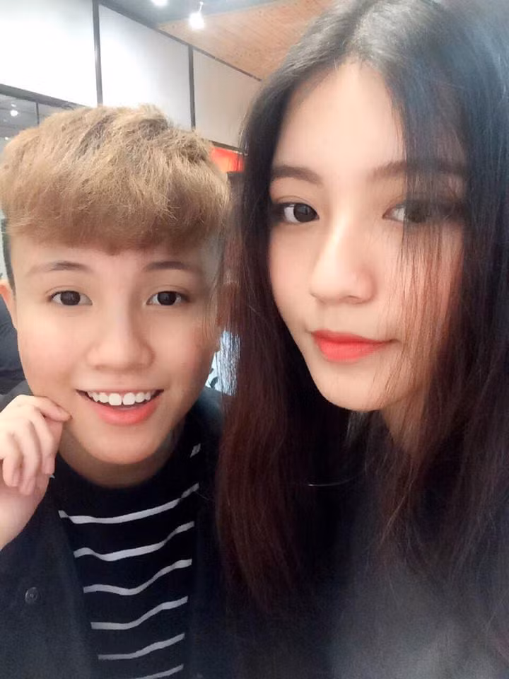 Trên MXH, cả Bâu và Kim Phụng đều công khai nhiều hình ảnh ngọt ngào, tình tứ. Cả hai không ngần ngại gọi nhau là "vợ - chồng" hay "anh yêu - em yêu". Cặp đôi này thường đi du lịch cùng nhau và có chung đam mê kinh doanh cũng như mua sắm.