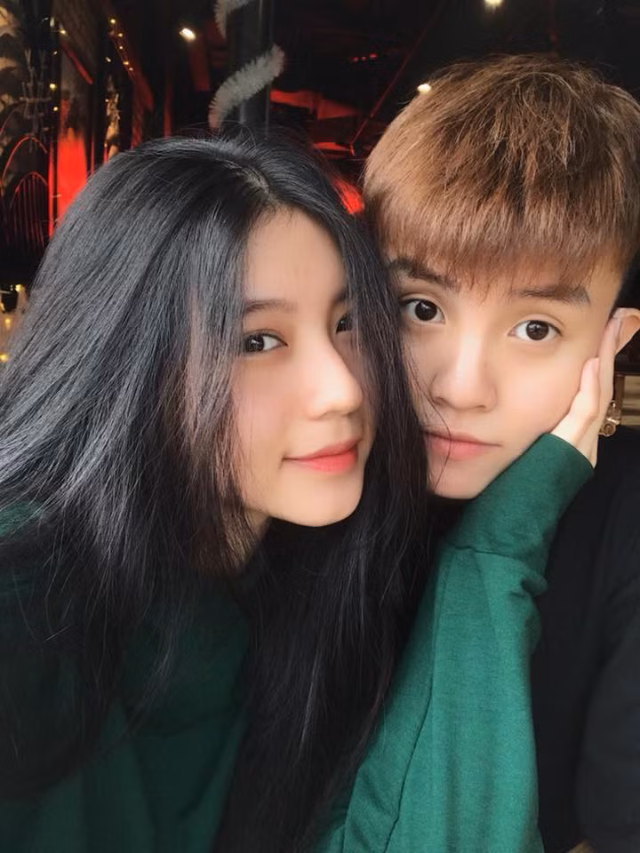 Những ai thường xuyên follow các hội nhóm về hẹn hò đồng tính thì chắc chắn sẽ hơn một lần nghe đến cái tên Bâu (Nguyễn Ngọc Phương Vy, sinh năm 2000). Dù chẳng hoạt động nghệ thuật nhưng cô bạn cũng có tới 316.000 theo dõi trên trang cá nhân.