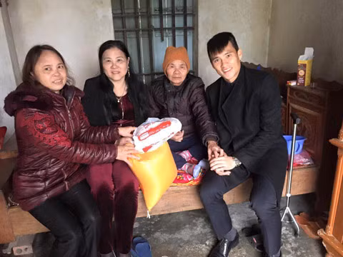 Cau thu Viet dua nhau di tu thien truoc Tet nguyen dan-Hinh-3
