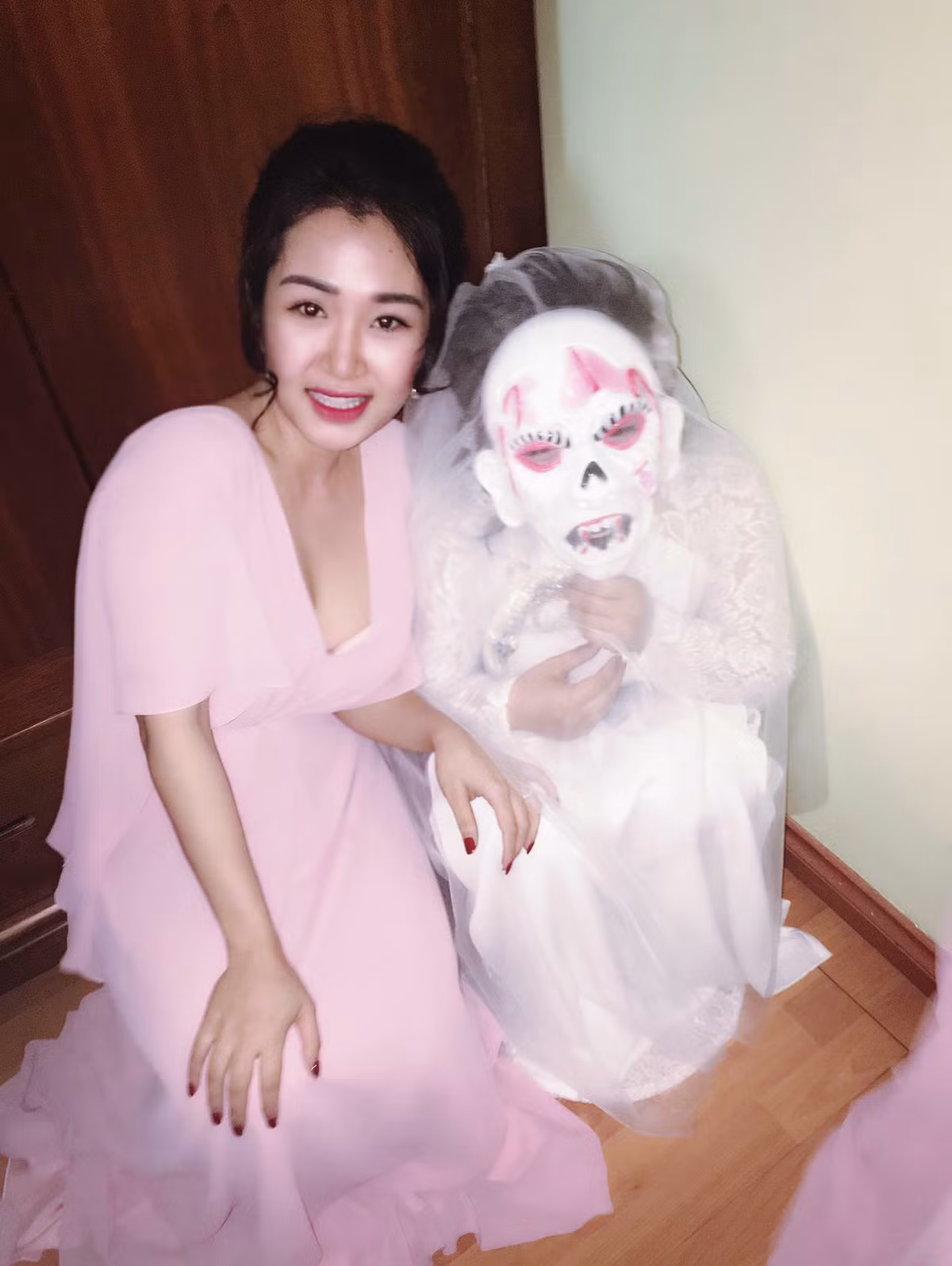 Những hình ảnh về cô dâu đặc biệt này được chính những người bạn thân của cô nàng chụp lại và đăng tải lên facebook khiến cộng đồng mạng sục sôi vì thích thú.