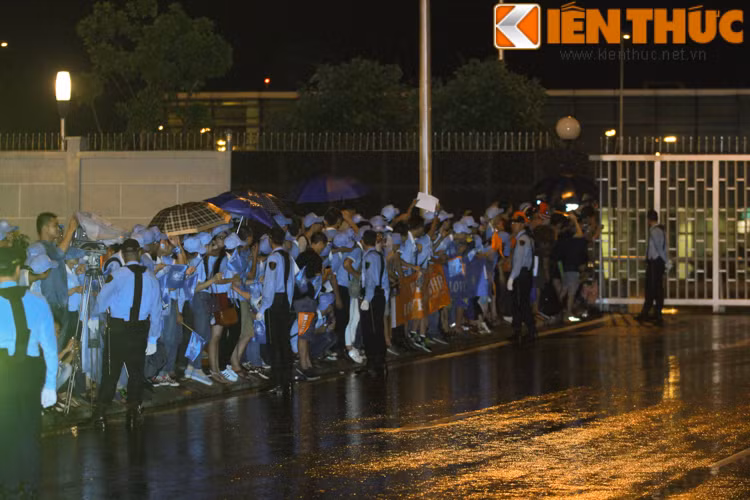 Fan Viet dam mua ngam cau thu Man City qua kinh chan-Hinh-2