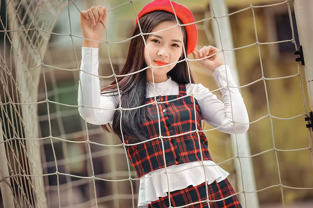 Những bức ảnh của nữ sinh Nghệ An - Hoàng Thị Minh Trang cho bộ ảnh cuốn kỉ yếu ngày ra trường là tác phẩm do nhiếp ảnh gia Lê Xuân Bách thực hiện.