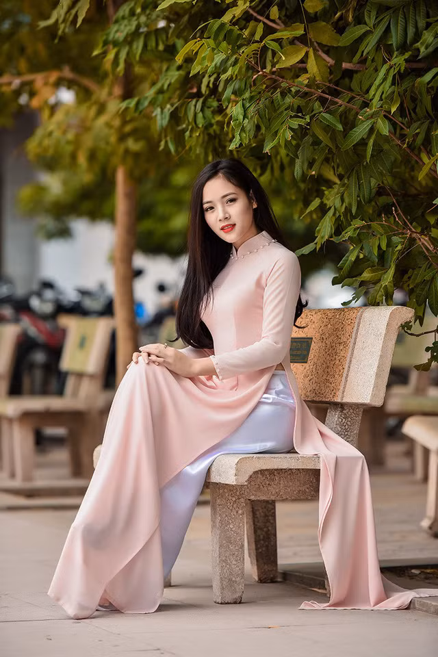 Minh Trang cao 1m62, số đo ba vòng lần lượt là 86-64-88. Với thân hình thon gọn cùng gương mặt ưa nhìn, nữ sinh 9X Nghệ An này dễ dàng chinh phục cộng đồng mạng qua những bức ảnh của mình.