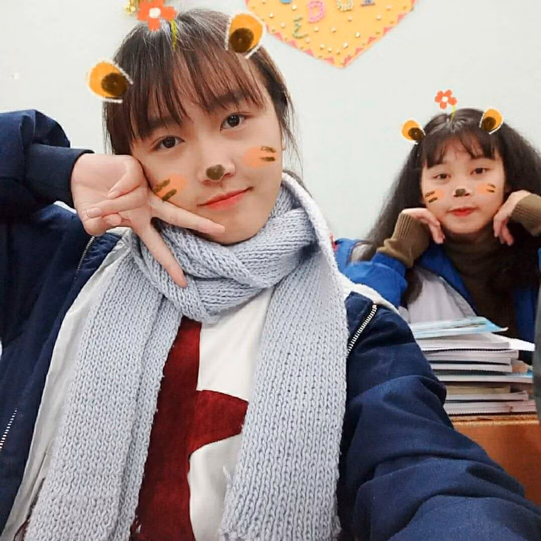 Vàng Thị Dung cảm thấy vô cùng bất ngờ khi nhận được rất nhiều lời mời kết bạn và cả những tin nhắn làm quen "chất" đầy hộp thư Facebook.