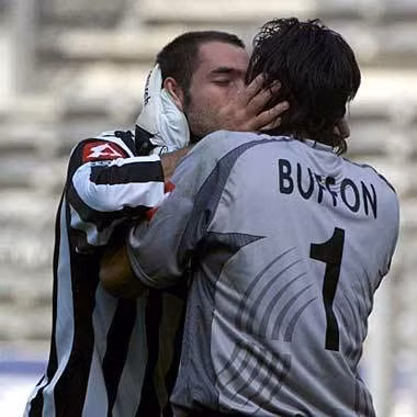 Nhưng trước đây, thủ thành Buffon cũng đã từng khóa môi với rất nhiều đồng đội, trong đó có Igor Tudor sau chiến thắng của Juve tại Serie A.